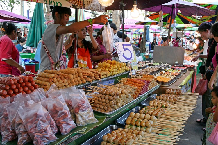 Heerlijk eten op de weekendmarkt in Bangkok, Thailand
